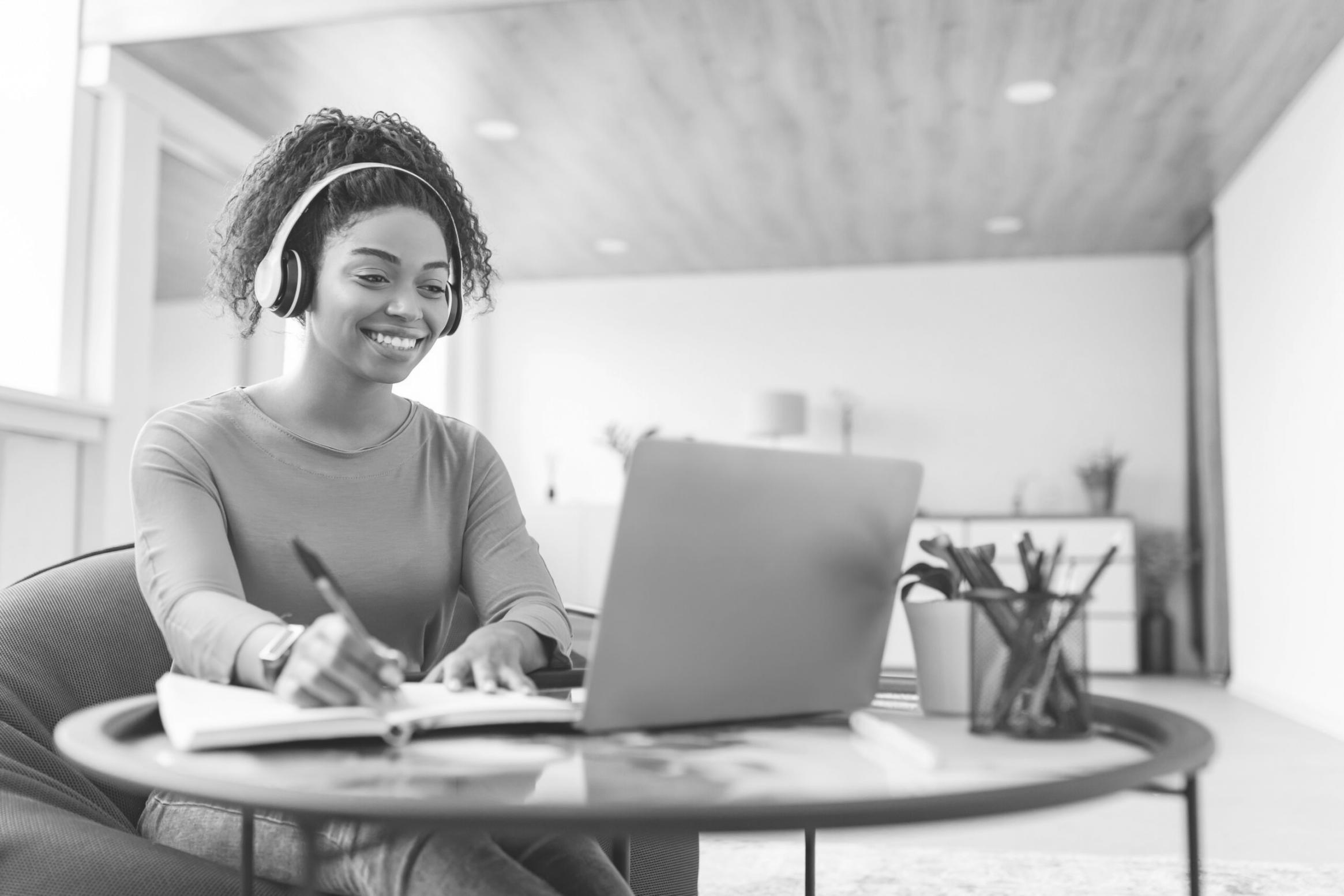 Apprenant travaillant sur ses objectifs depuis son poste de travail